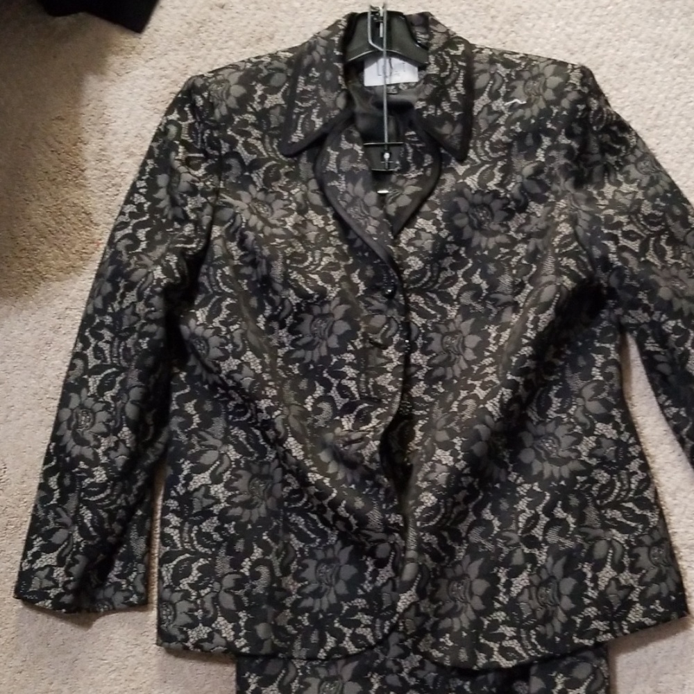 Skirt suit